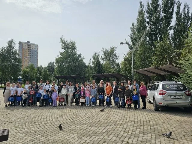 Участники мероприятия фонда перед началом учебного года